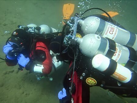 Backmount Doubles - Scuba Regulator Hose Routing. Apeks Tek3.